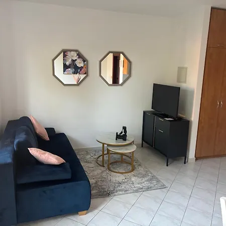 Leona Apartment